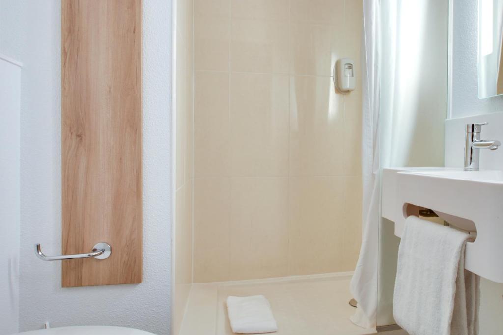 Koupelna v ubytování B&B HOTEL Reims Bezannes