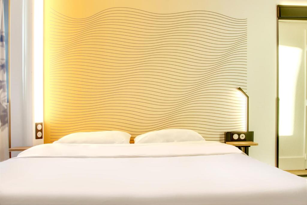 Postel nebo postele na pokoji v ubytování B&B HOTEL Reims Bezannes