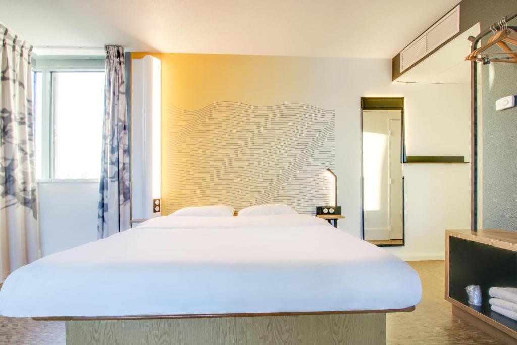 Postel nebo postele na pokoji v ubytování B&B HOTEL Reims Bezannes