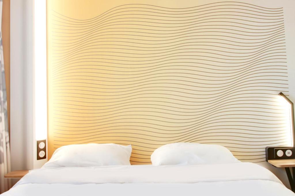 Postel nebo postele na pokoji v ubytování B&B HOTEL Reims Bezannes