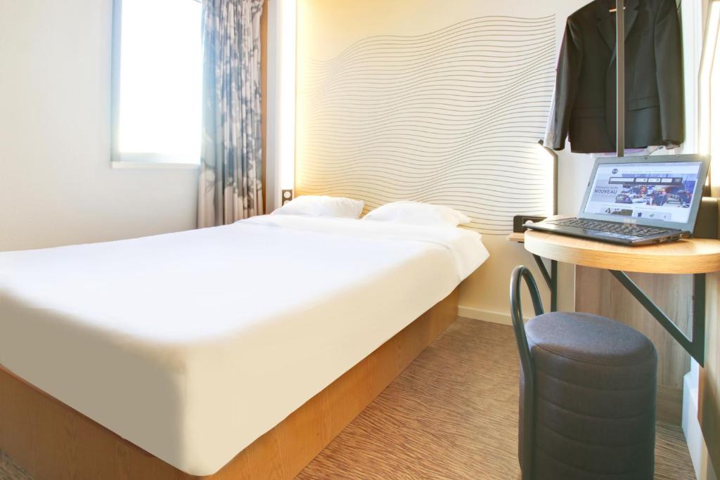 TV a/nebo společenská místnost v ubytování B&B HOTEL Reims Bezannes