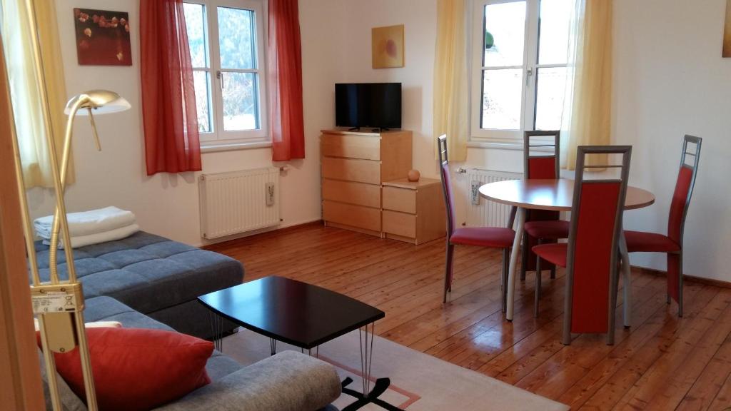 TV a/nebo společenská místnost v ubytování Ferienwohnung Leeb