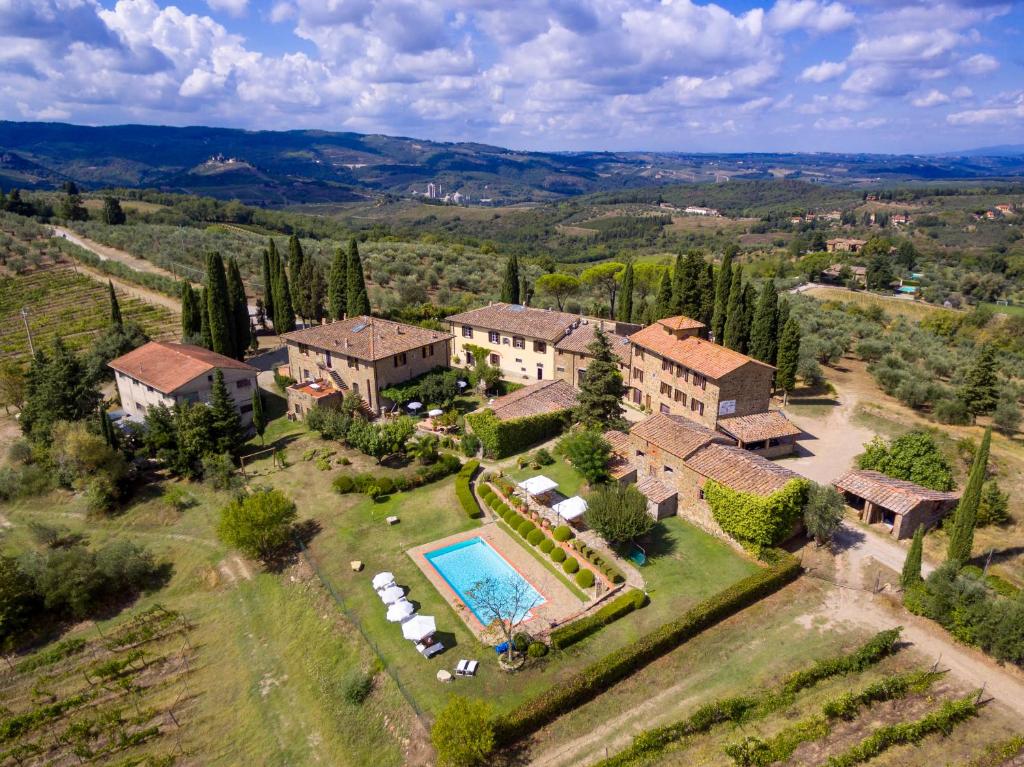 z góry widok na posiadłość z basenem w obiekcie Agriturismo Fattoria Santo Stefano w Greve in Chianti