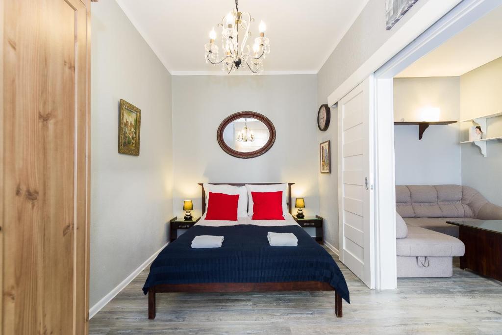 ソポトにあるLittle Home - Amberのベッドルーム1室(赤い枕のベッド1台付)