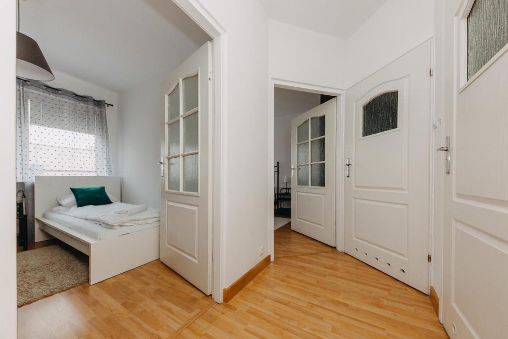 Posteľ alebo postele v izbe v ubytovaní ShortStayPoland Krochmalna (B39)