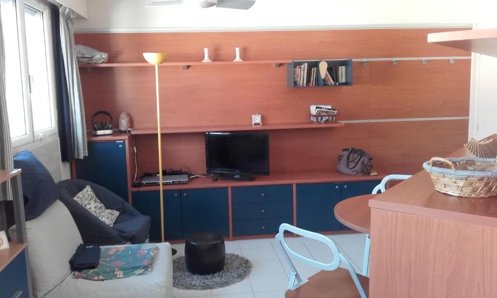 Cette chambre dispose d'un bureau, d'une télévision et d'une table. dans l'établissement 22 Place Saint-Roch, à Menton
