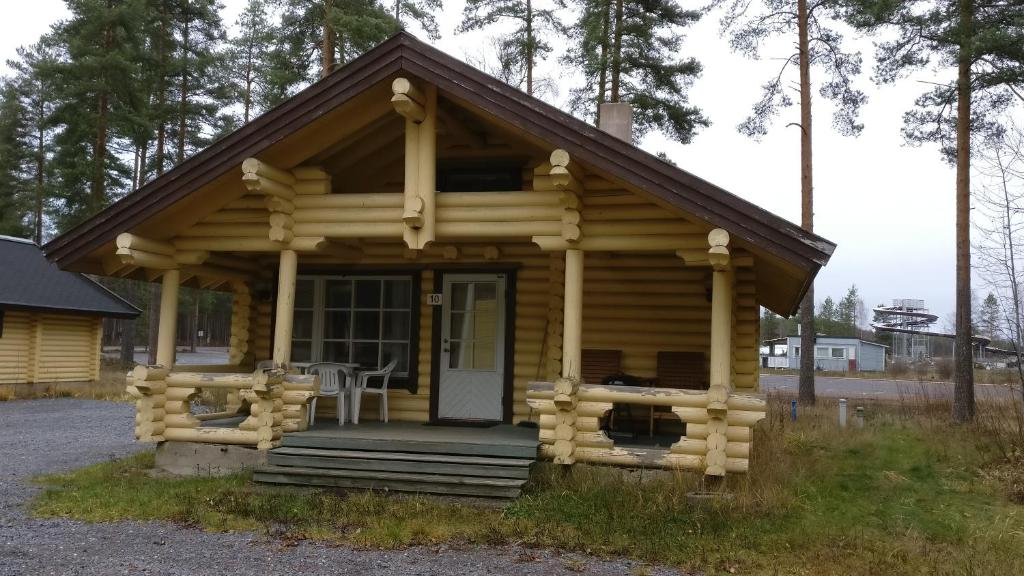 uma pequena cabana de madeira com um alpendre em Kalajärven Lomakylä em Peräseinäjoki