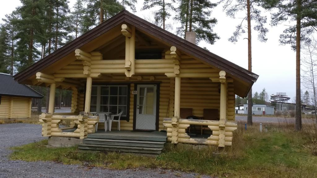 a small log cabin with a porch at Kalajärven Lomakylä in Peräseinäjoki