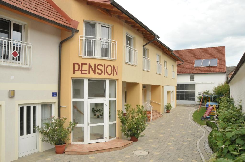 un edificio con un cartel que dice permiso en Pension Schlögl, en Lutzmannsburg