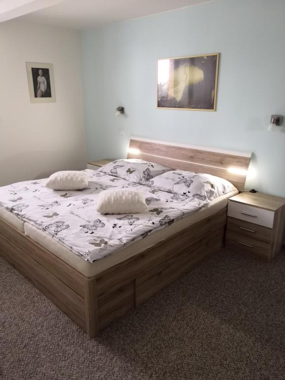Łóżko lub łóżka w pokoju w obiekcie Apartmans Les