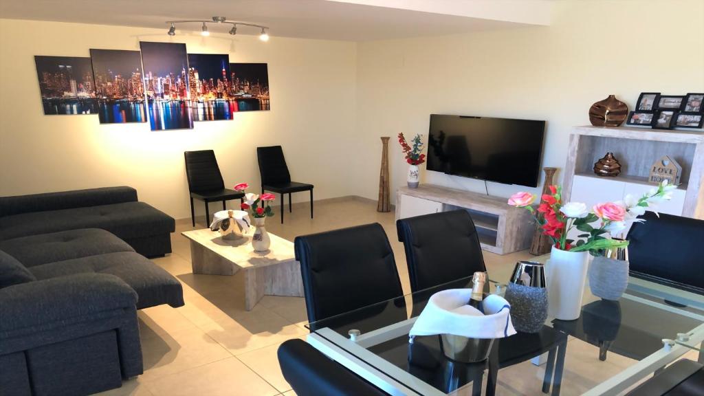 TV a/nebo společenská místnost v ubytování Sensacional Chalet Adosado de lujo "Vacaciones todo el año"