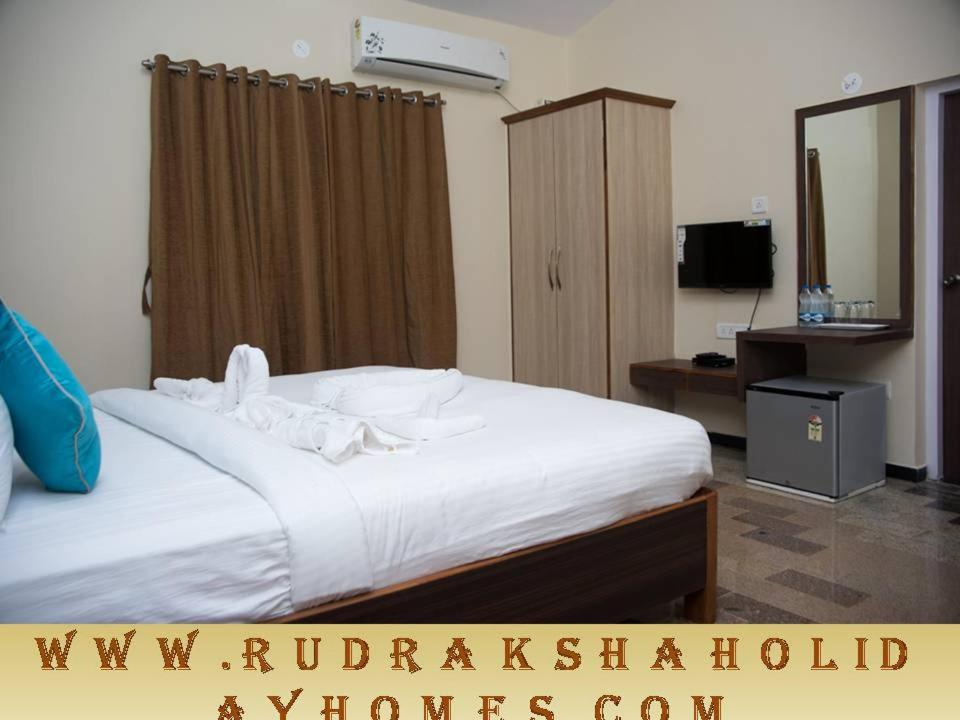 Postel nebo postele na pokoji v ubytování Rudraksha Holiday Homes