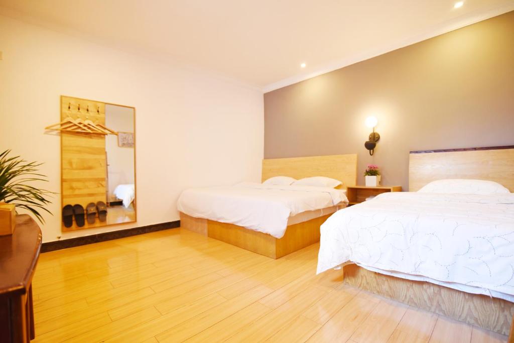 Postel nebo postele na pokoji v ubytování Guilin Cyan Box Guest House