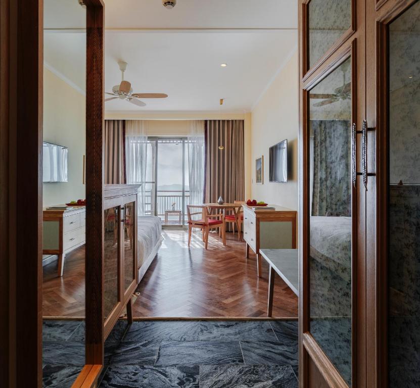 Postel nebo postele na pokoji v ubytování Taj Theog Resort & Spa Shimla