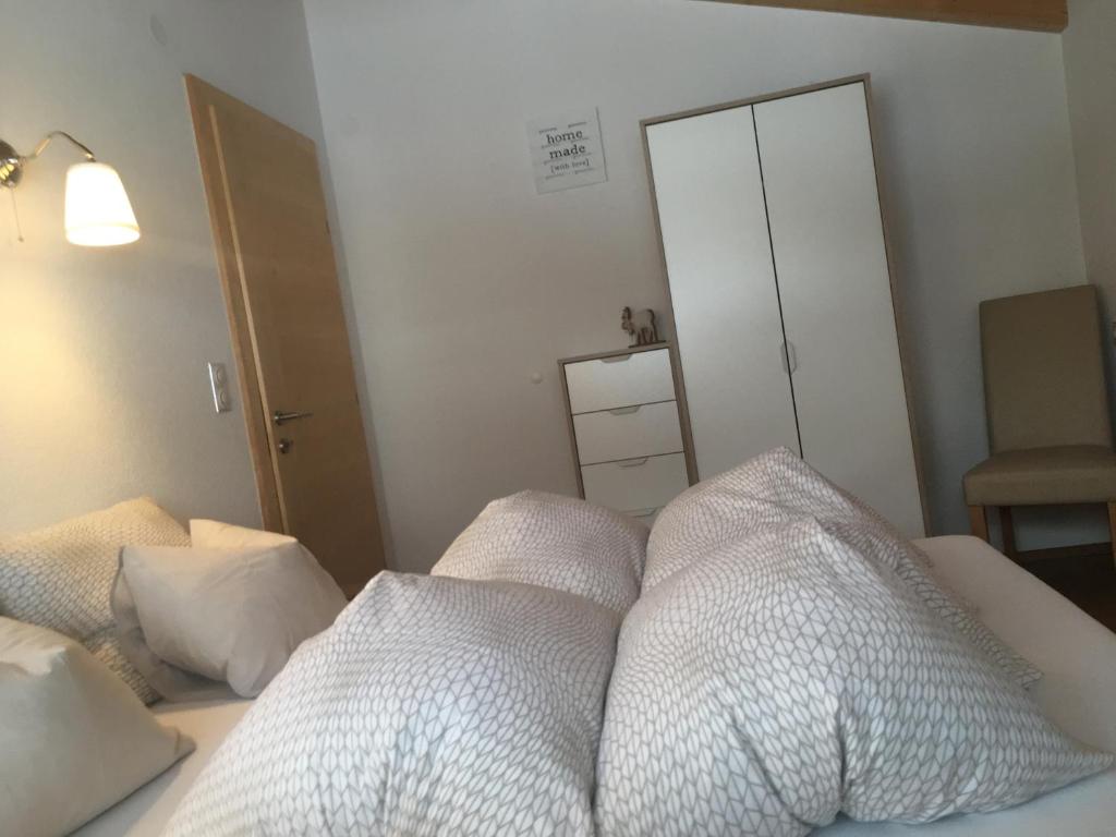 Postel nebo postele na pokoji v ubytování Haus Tschirgantblick