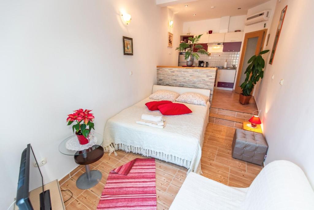 Postel nebo postele na pokoji v ubytování Apartment Jasna with breathtaking sea view, terrace and free parking