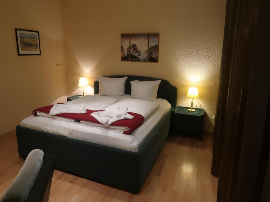 A bed or beds in a room at Hotel Adler Leipzig