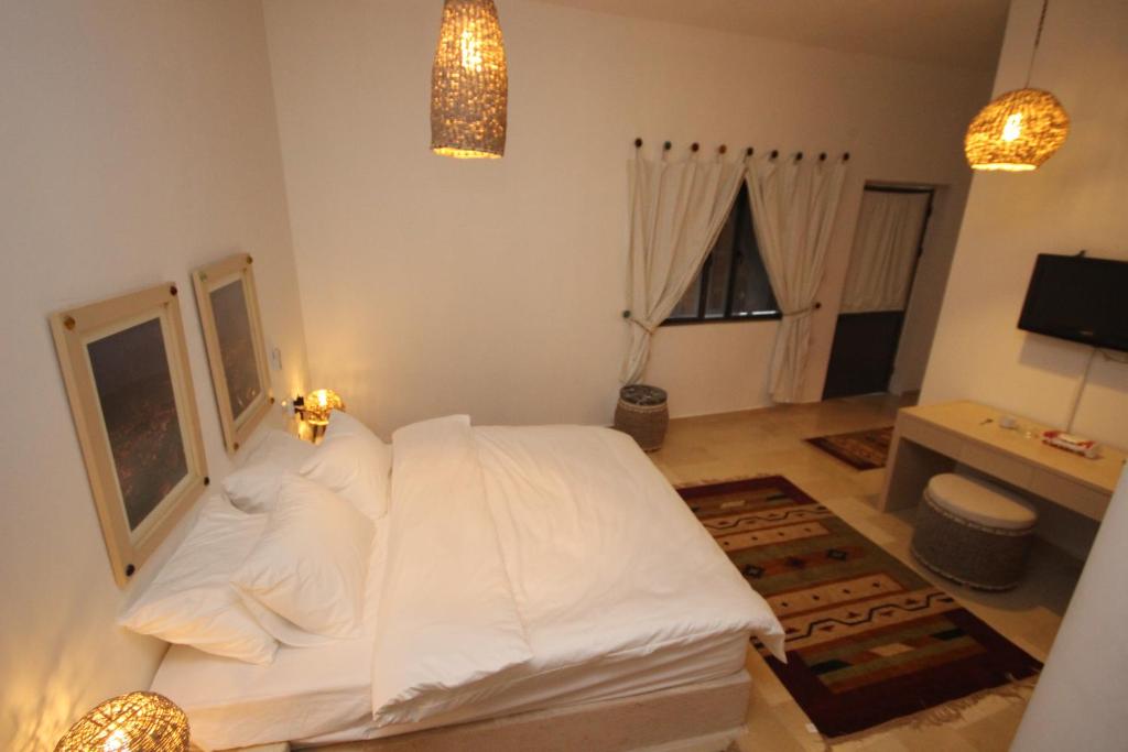 سرير أو أسرّة في غرفة في فندق خان الوكالة