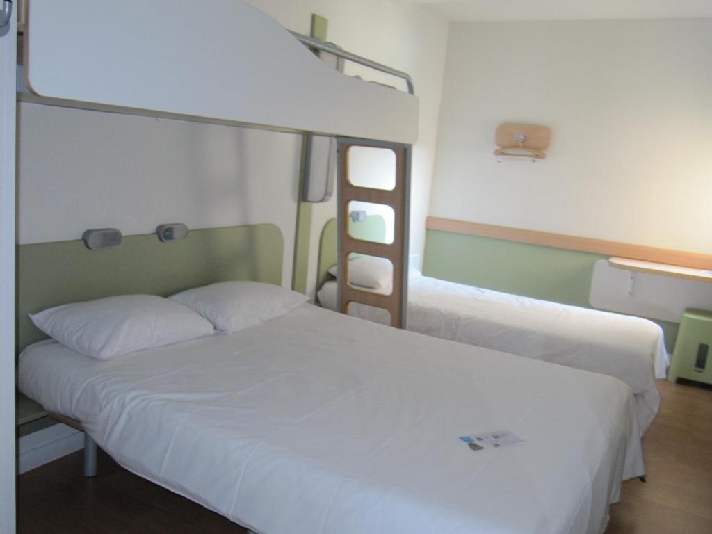 Postel nebo postele na pokoji v ubytování IBIS Budget Pontivy