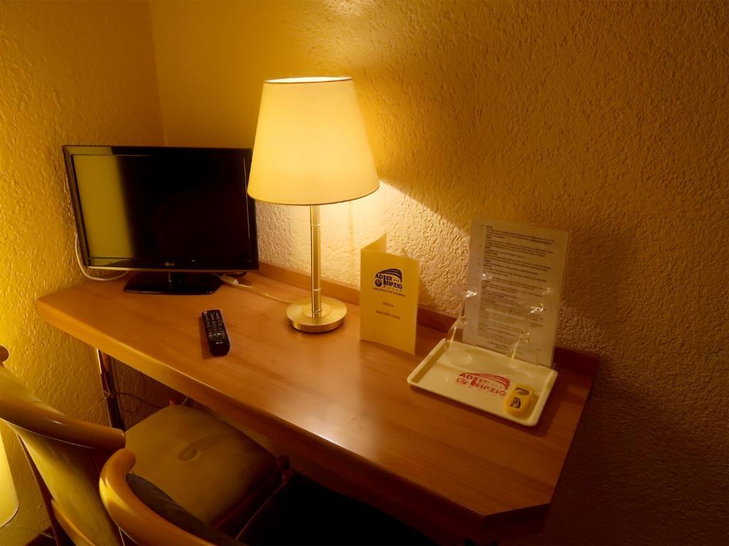 TV a/nebo společenská místnost v ubytování Hotel Adler Leipzig