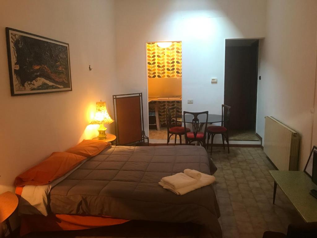 um quarto com uma cama, uma mesa e cadeiras em Mood-Cavour em Pavia