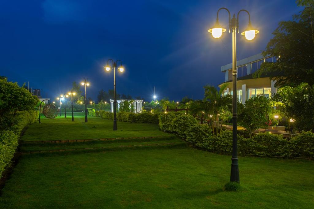 Garður fyrir utan Hotel Ichchha
