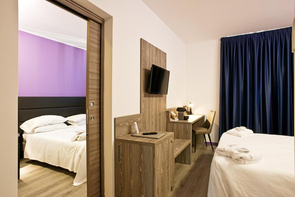 Llit o llits en una habitació de Hotel Gardenia