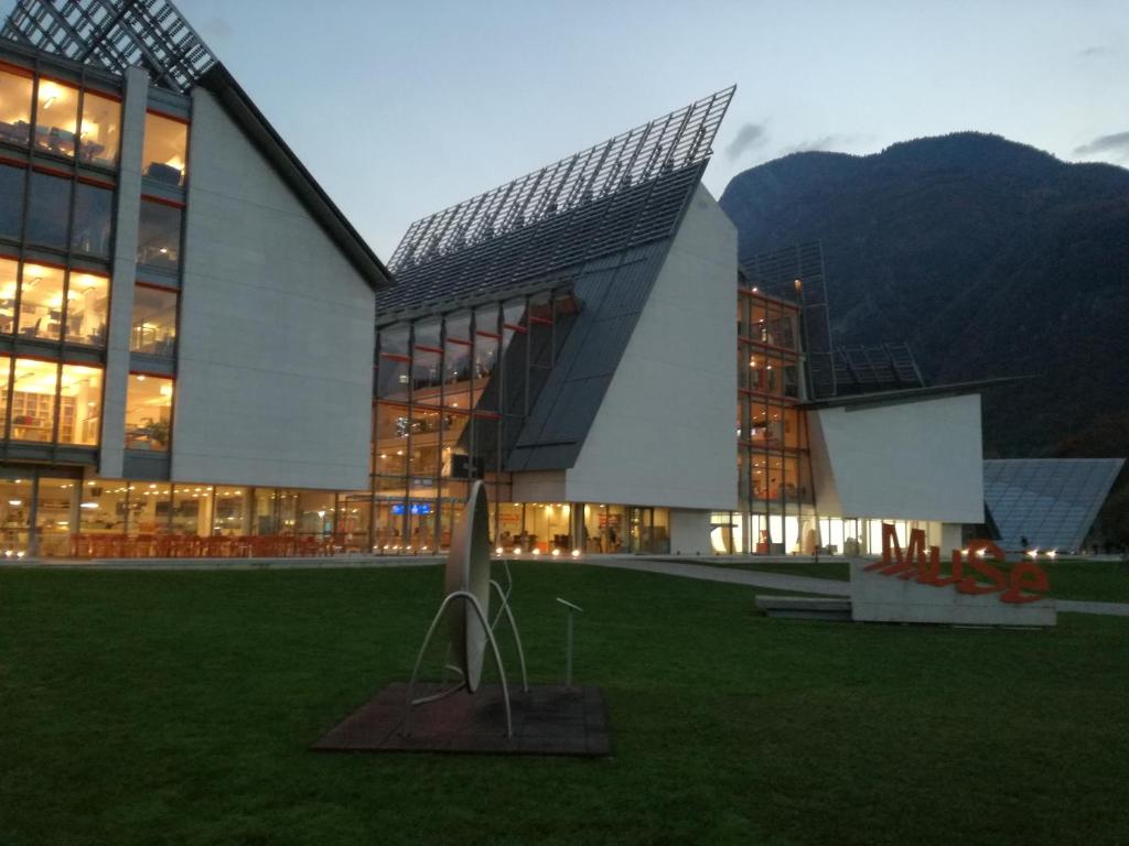 un grande edificio con una statua davanti di Bed & go Trento a Trento