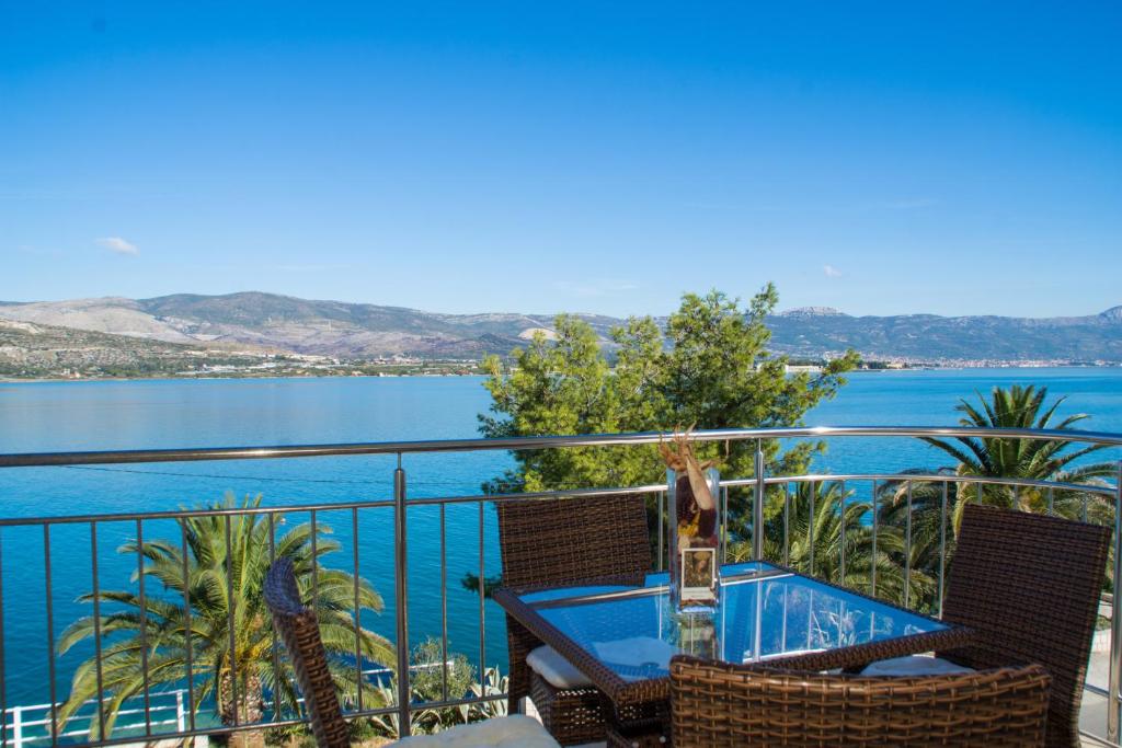 einen Balkon mit einem Tisch und Stühlen sowie Blick auf das Wasser in der Unterkunft Luxury Apartment L&A in Trogir