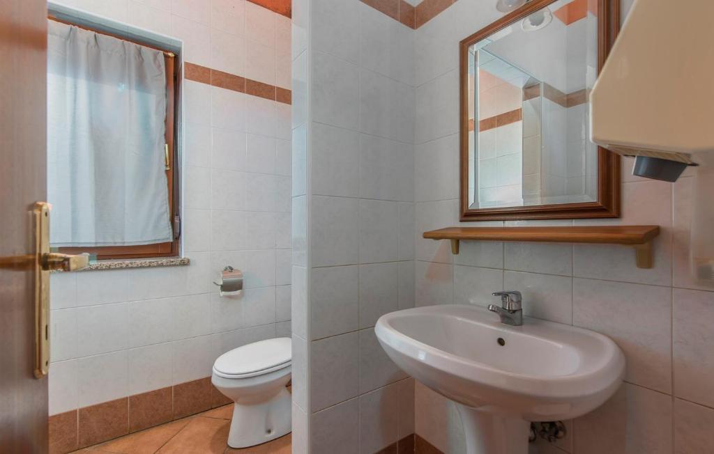 łazienka z umywalką, toaletą i lustrem w obiekcie Apartment Narcisa with Terrace w mieście Umag