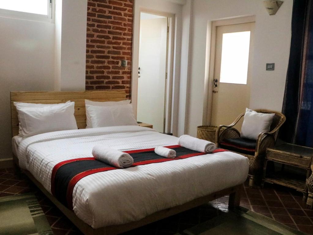 Postel nebo postele na pokoji v ubytování Chibha Classic Inn