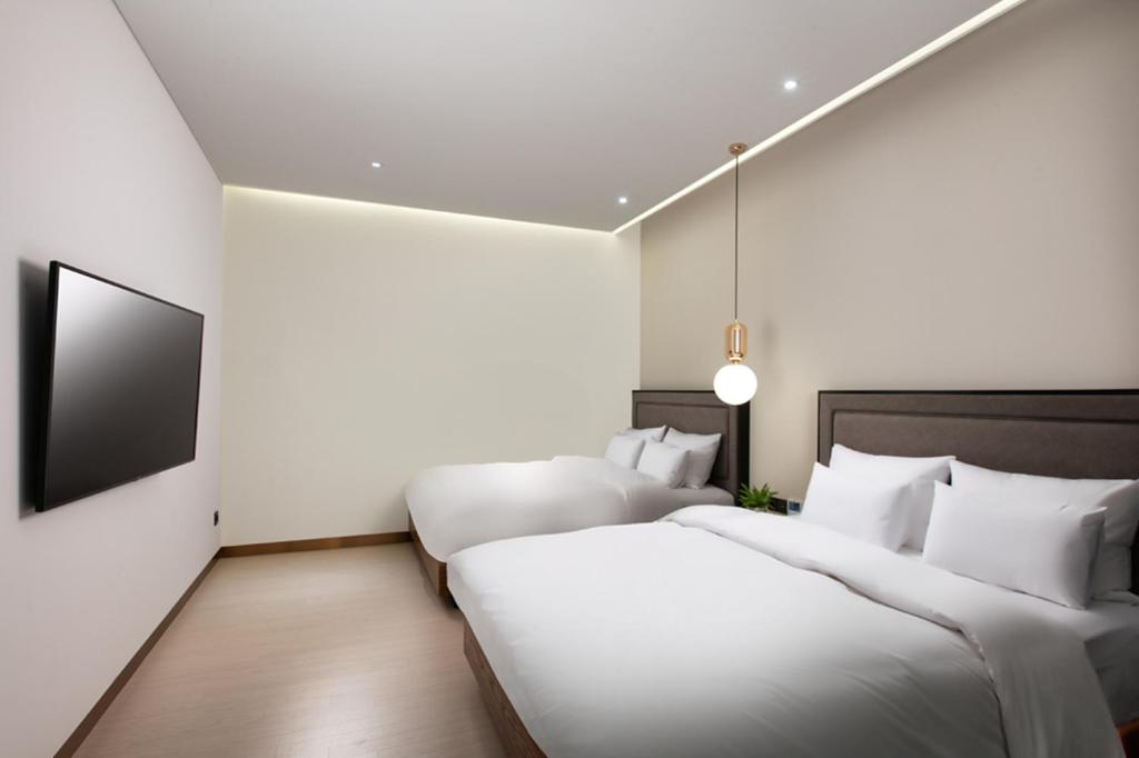 Postel nebo postele na pokoji v ubytování N Bridge Hotel JEON JU