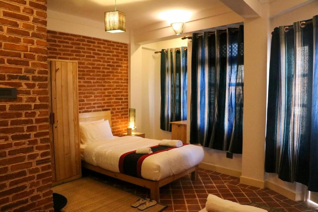 Postel nebo postele na pokoji v ubytování Chibha Classic Inn