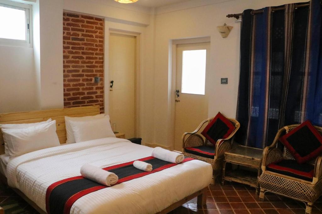 Postel nebo postele na pokoji v ubytování Chibha Classic Inn
