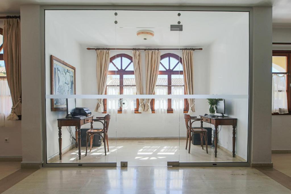 A television and/or entertainment centre at Corfu Aquamarine Hotel