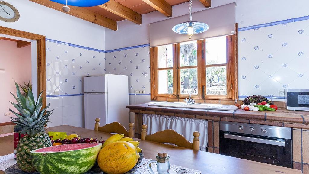 une cuisine avec une table et un ananas. dans l'établissement Country House Banyols, à Alaró