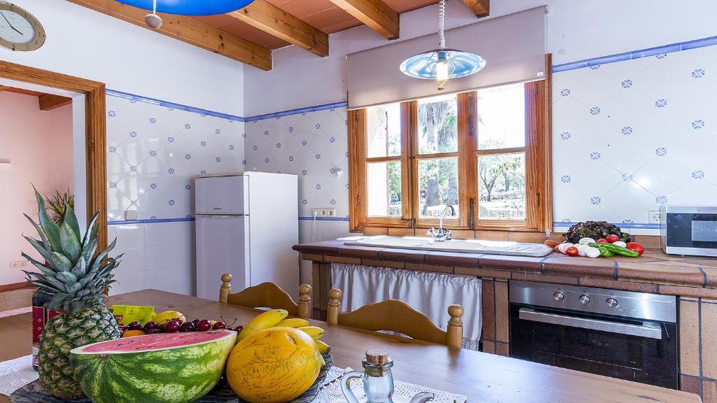 kuchnia ze stołem z ananasem w obiekcie Country House Banyols w mieście Alaró