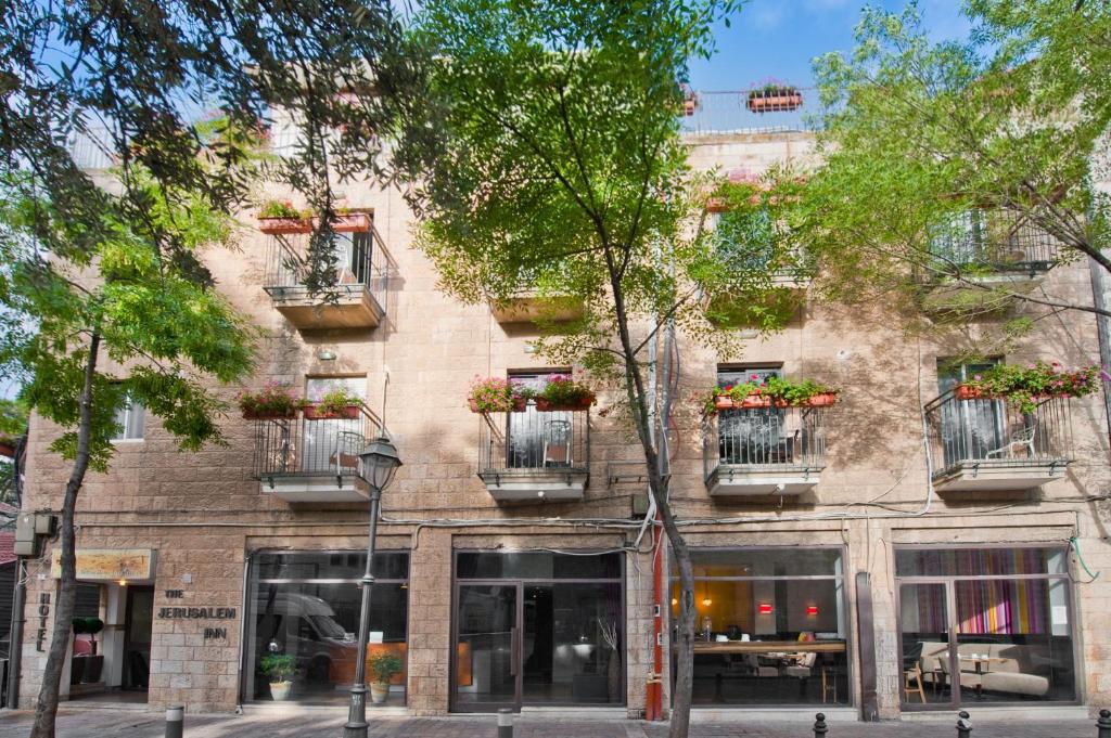 ein Backsteingebäude mit Blumenkästen an den Fenstern in der Unterkunft Jerusalem Inn by Smart Hotels in Jerusalem