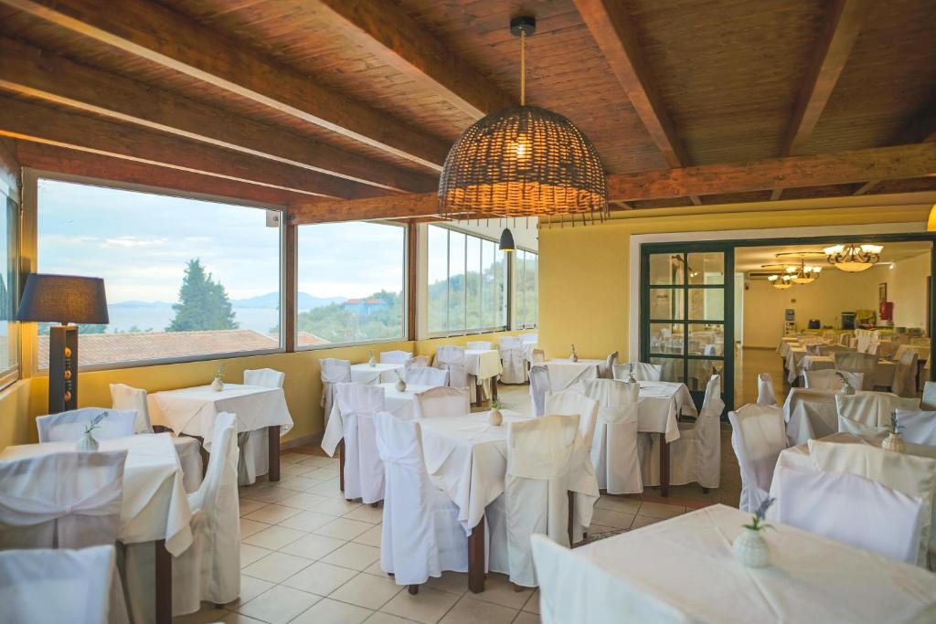 A restaurant or other place to eat at Corfu Aquamarine Hotel