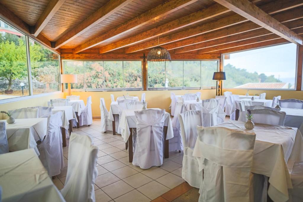 A restaurant or other place to eat at Corfu Aquamarine Hotel