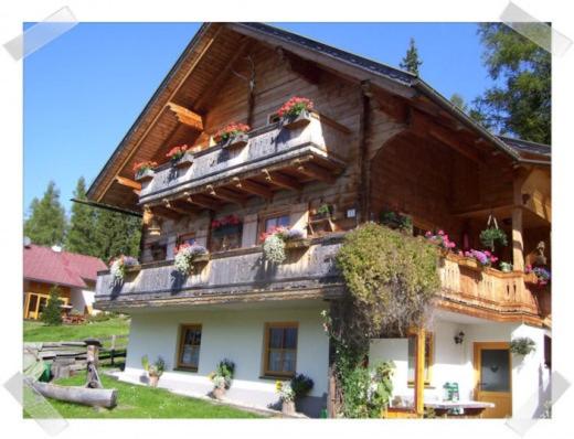 un edificio con macetas encima en Bergblick, en Sirnitz