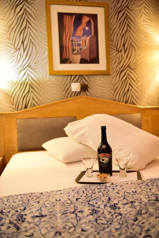Postel nebo postele na pokoji v ubytování Eva Hotel Piraeus