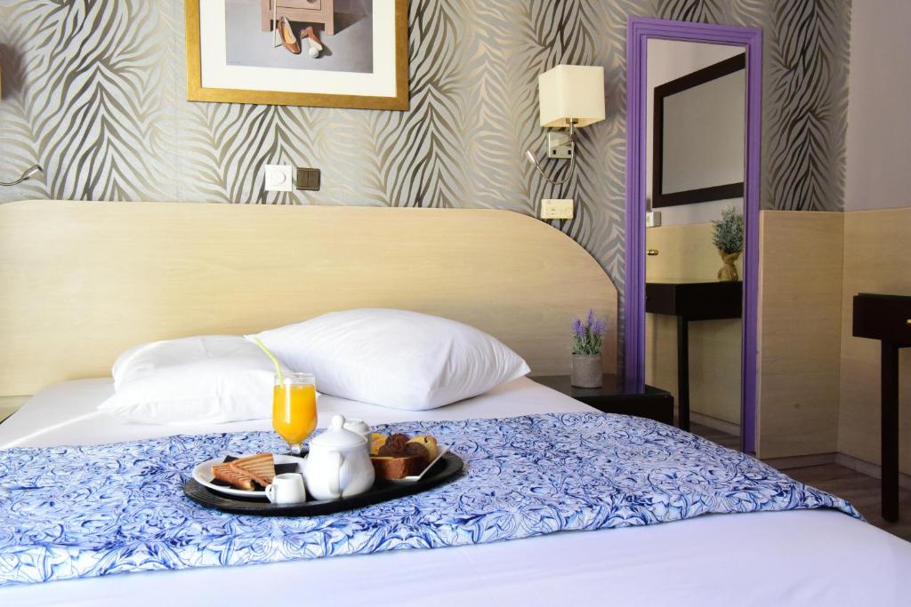 Postel nebo postele na pokoji v ubytování Eva Hotel Piraeus