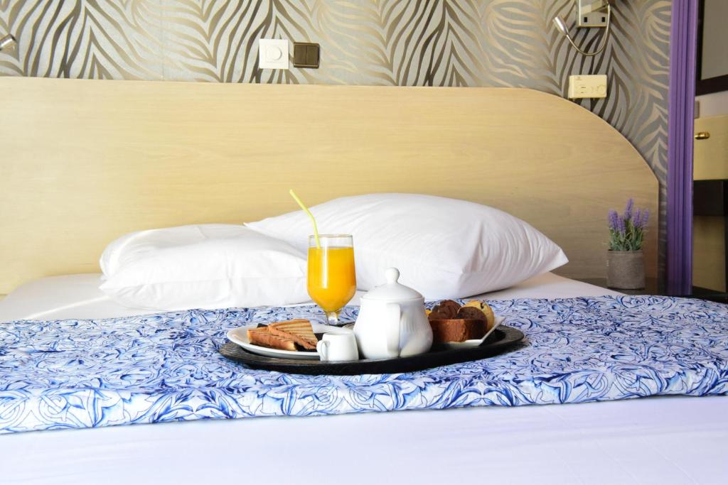Postel nebo postele na pokoji v ubytování Eva Hotel Piraeus