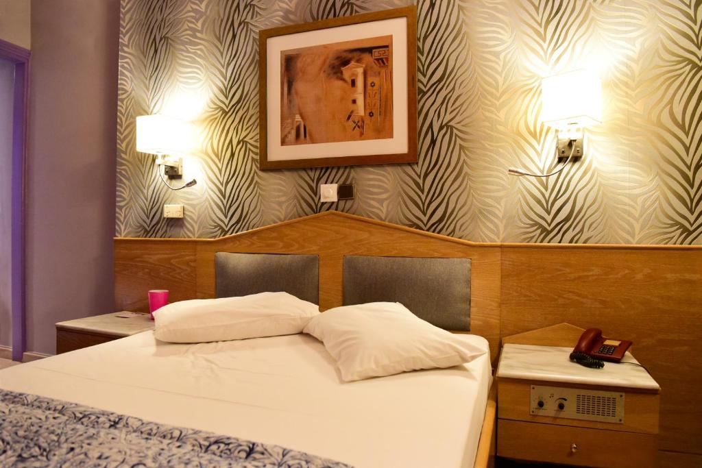Postel nebo postele na pokoji v ubytování Eva Hotel Piraeus