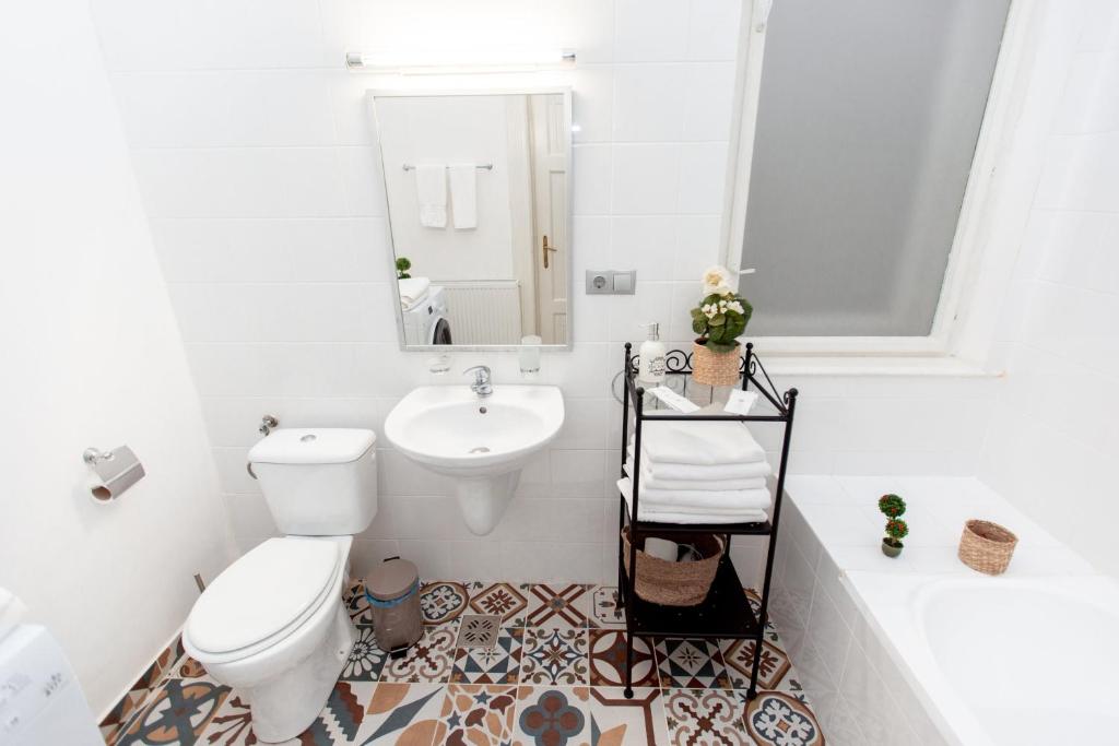 een badkamer met een toilet, een wastafel en een bad bij Perfect Stay in Cluj-Napoca