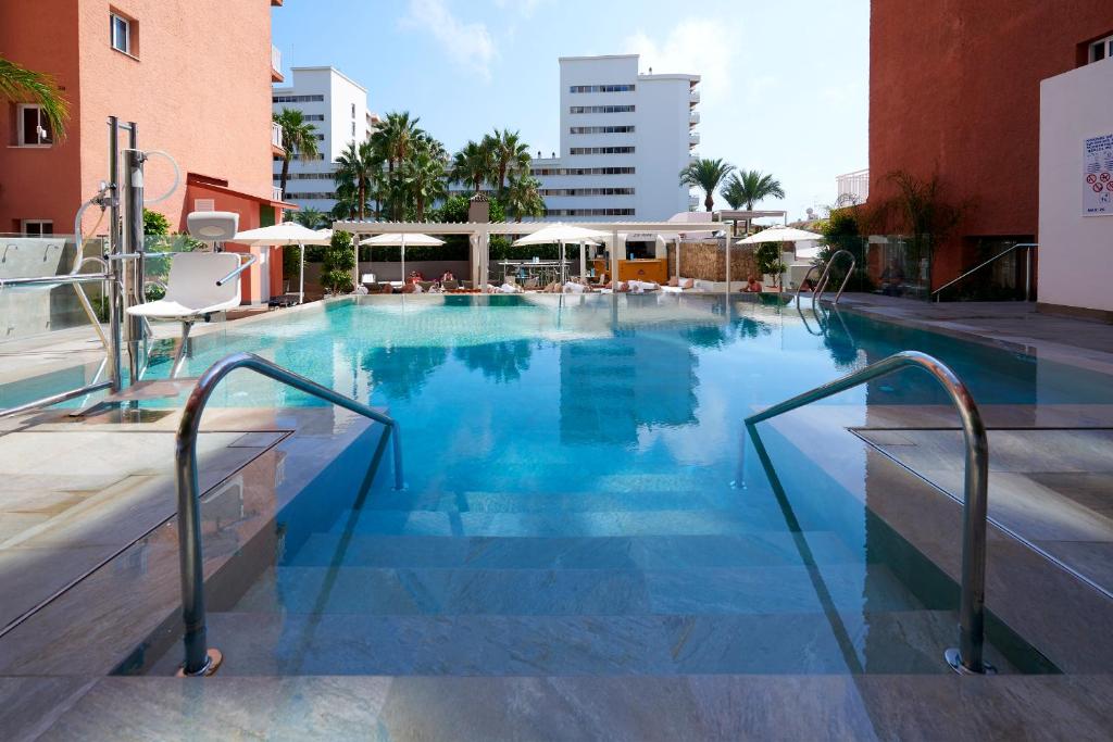 una piscina de agua azul en un edificio en Fénix Torremolinos - Adults Only Recommended, en Torremolinos