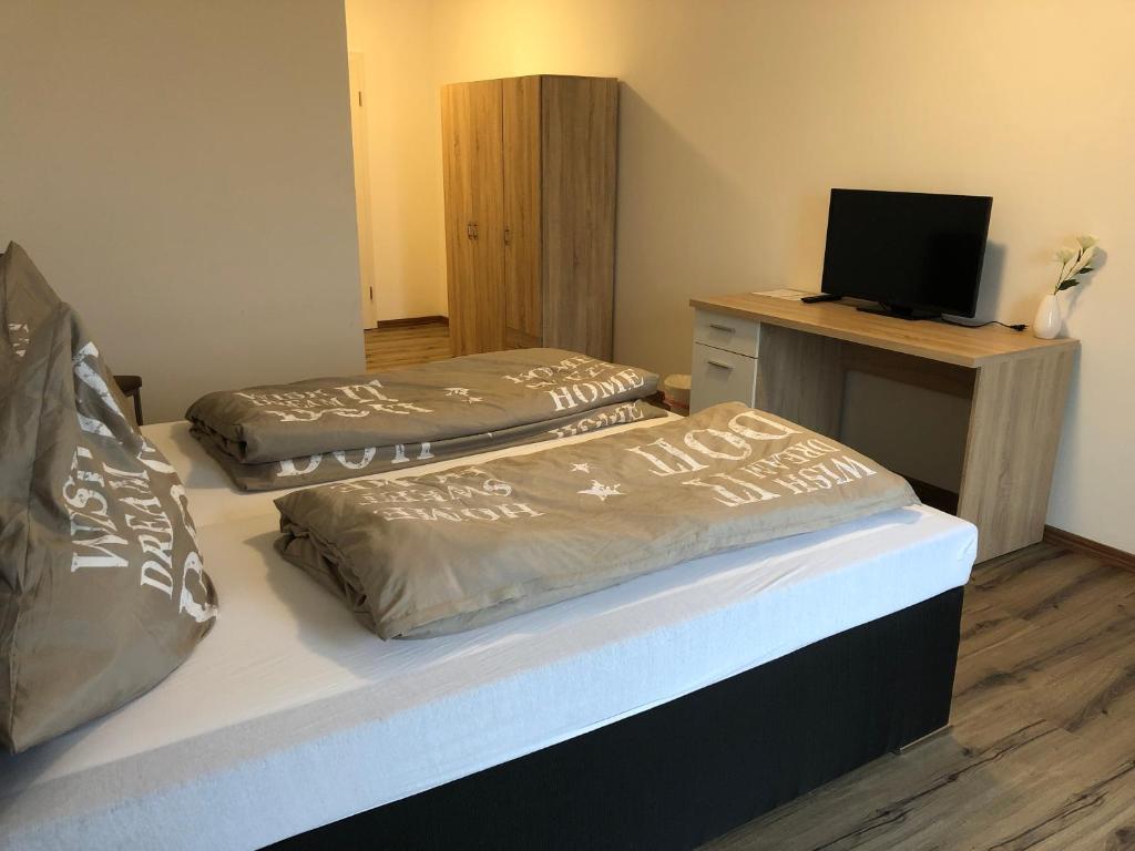 Postel nebo postele na pokoji v ubytování Stundenhotel Krieger