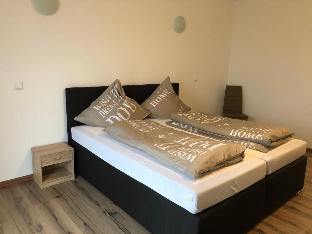 Postel nebo postele na pokoji v ubytování Stundenhotel Krieger