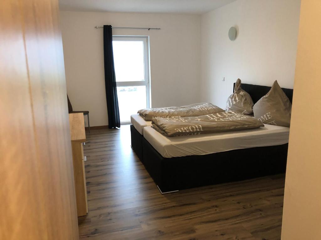 Postel nebo postele na pokoji v ubytování Stundenhotel Krieger